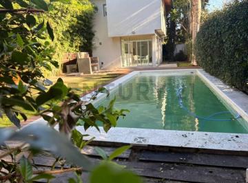 Casa · 150m² · 3 Ambientes · 1 Cochera · Casa en Alquiler en Gonnet en Barrio Cerrado