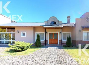 Casa · 204m² · 4 Ambientes · 2 Cocheras · Venta de Casa de 2 Dorm. en Campos de Roca
