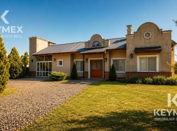 Casa · 204m² · 4 Ambientes · 2 Cocheras · Venta de Casa de 2 Dorm. en Campos de Roca