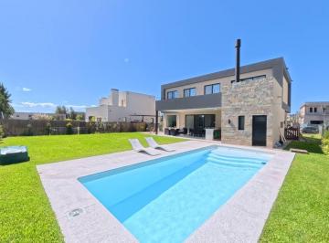 Casa · 207m² · 5 Ambientes · 2 Cocheras · Venta Casa C/ Amarra - Barrio Náutico El Canal - Villanueva