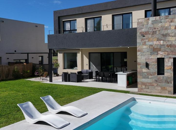 Casa · 207m² · 5 Ambientes · 2 Cocheras