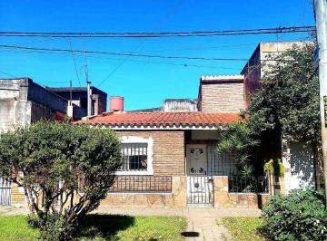 Casa de 5 ambientes, Rosario · Casa Al Frente con Mucho Potencial. 2 Dorm., Patio, Parrillero y Terraza
