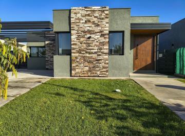 Casa · 220m² · 7 Ambientes · 2 Cocheras · Casa en Venta Barrio Alma Gardenia