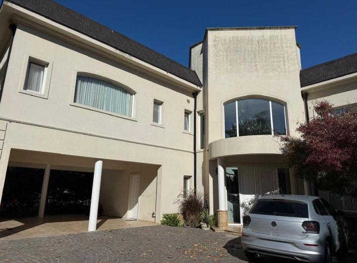 Casa · 370m² · 5 Ambientes · 4 Cocheras