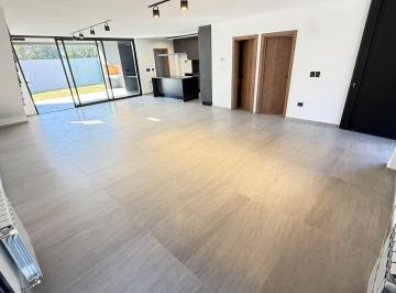 Casa · 254m² · 4 Ambientes · 2 Cocheras · Casa Premium a La Venta Campo Chico a Estrenar