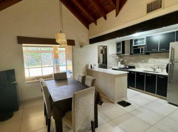 Casa · 165m² · 5 Ambientes · 1 Cochera · Casa en Alquiler de 5 Ambientes y Pileta