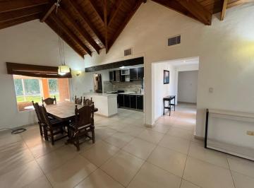Casa · 165m² · 5 Ambientes · 1 Cochera · Casa en Alquiler de 5 Ambientes y Pileta