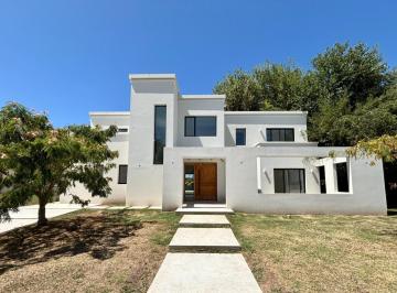 Casa · 223m² · 4 Ambientes · 3 Cocheras · Casa en Venta en El Barrio San Matías, Escobar