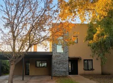 Casa · 182m² · 5 Ambientes · 4 Cocheras · Casa en Alquiler en B° Los Eucaliptus Haras de Santa Maria
