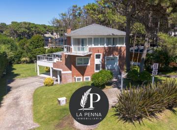 Casa · 230m² · 6 Ambientes · 2 Cocheras · Casa en Venta en Pinamar Norte – 5 Dorm. – Jardín – Parrilla – Playroom