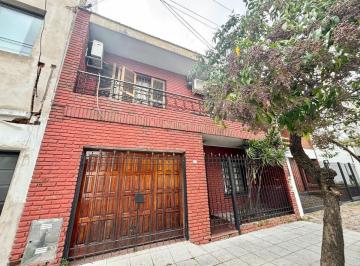 Casa · 200m² · 5 Ambientes · 1 Cochera · Casa en Venta 5 Amb - Cochera - Patio V. Alsina