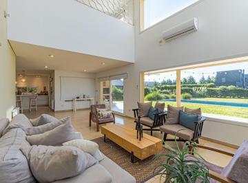 Casa · 195m² · 6 Ambientes · 4 Cocheras · Venta - Casa de Tres Dorm. con Jardín y Piscina, Puerto Roldan.