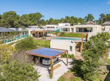Casa · 500m² · 6 Dormitorios · 2 Cocheras · Casa en Venta de 6 Suites en Laguna Escondida, José Ignacio
