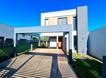 Casa · 155m² · 6 Ambientes · 2 Cocheras · Casa de Tres Dorm. con Parque y Pileta