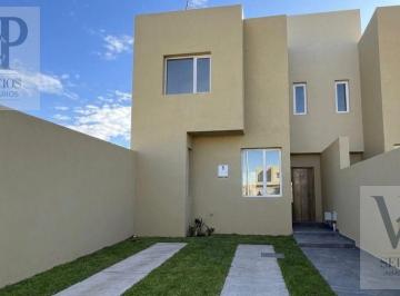 PH · 250m² · 4 Ambientes · 1 Cochera · Venta Casa en PH, Confluencia, Neuquén