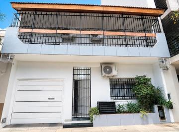 Casa · 214m² · 5 Ambientes · 1 Cochera · Casa de 5 Ambientes con Patio y Dos Terrazas