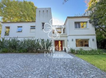 Casa · 250m² · 6 Ambientes · 2 Cocheras · Excelente Casa en Venta Barrio Los Nogales.