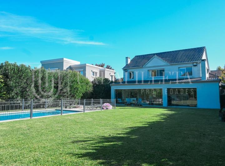 Casa · 248m² · 5 Ambientes · 2 Cocheras