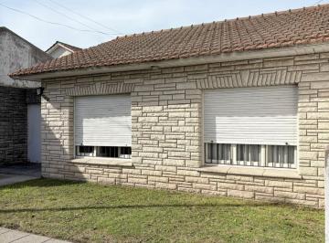 Casa · 90m² · 3 Ambientes · 1 Cochera · Venta de Casa 3 Ambientes con Garage y Parque en El Gaucho