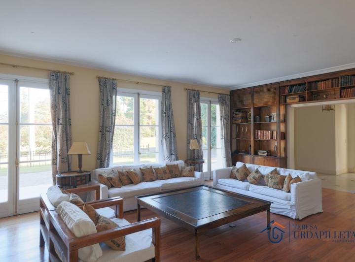 Casa · 362m² · 4 Dormitorios · 2 Cocheras