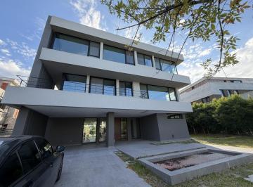 Casa · 756m² · 10 Ambientes · 2 Cocheras · Casa en Cabos del Lago