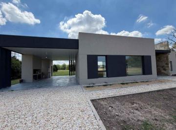 Casa · 153m² · 4 Ambientes · 3 Cocheras · Casa en Barrio Cerrado