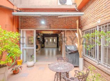 PH · 167m² · 5 Ambientes · 2 Cocheras · Venta PH Tipo Casa en Haedo Norte, 4 Habitaciones con Patio y Cochera. Excelente Estado. Evalúa Perm
