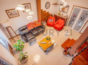 Casa · 167m² · 5 Ambientes · 2 Cocheras · Venta Casa en Haedo Norte, 5 Amb. Amplios, con Patio y Cochera. Apto Crédito. Evalúa Permuta
