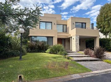 Casa · 287m² · 6 Ambientes · 3 Cocheras · Casa en Adrogué Chico Barrio Cerrado