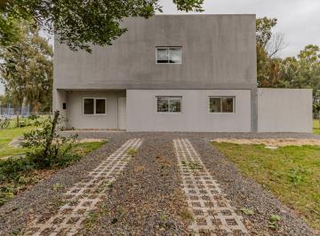 Casa · 180m² · 4 Ambientes · Casa en Venta Barrio La Candida 3 Dorm.
