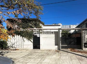 RDP-RDP-930_2 · Casa Reciclada de 2 Dorm. con Parque y Cochera - Berisso