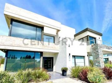 Casa · 336m² · 7 Ambientes · 2 Cocheras · Casa en Alquiler de 4 Dorm. Area 60 Ruta 2 con Vista Al Lago.
