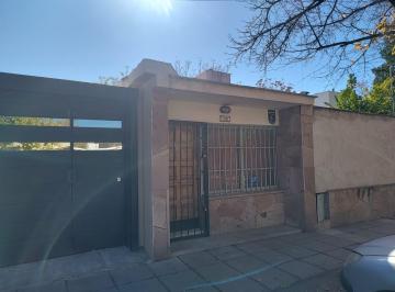 Casa · 115m² · 3 Dormitorios · 2 Cocheras · Casa con Excelente Ubicación en Godoy Cruz