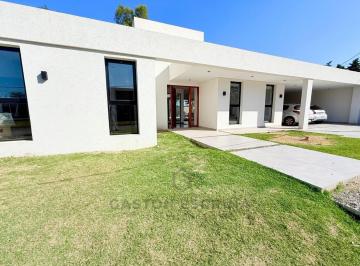 Casa · 195m² · 3 Ambientes · 4 Cocheras · Casa en Francisco Alvarez