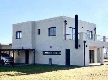 Casa · 219m² · 2 Cocheras · Casa en La Martona