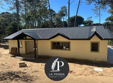 Casa · 195m² · 5 Ambientes · 1 Cochera · Casa Carilo Barrio Constancia