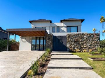 Casa · 557m² · 7 Ambientes · Casa en Venta en La Calesa, Pilará — Vista Al Lago y Al Golf