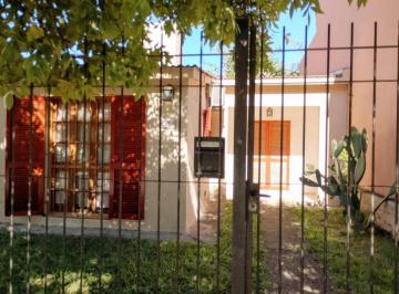 Casa · 134m² · 5 Ambientes · 2 Cocheras · Casa Amplia Dos Dorm. con Pileta