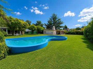 Quinta vacacional · 131m² · 2 Dormitorios · 1 Cochera · Casa Quinta Marco Polo N 1832
