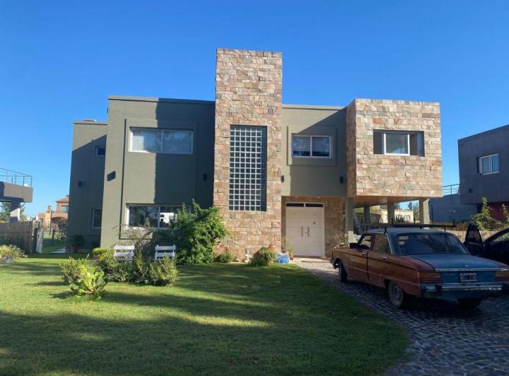 Casa · 240m² · 5 Ambientes · 2 Cocheras