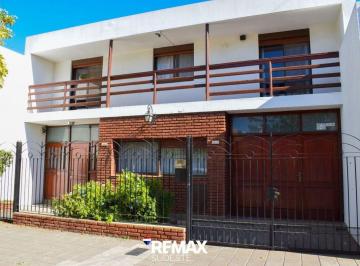 Casa · 180m² · 4 Ambientes · 2 Cocheras · Hermosa Casa en Alquiler