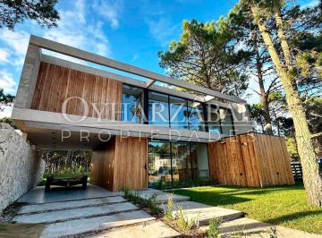 Casa · 161m² · 5 Ambientes · 1 Cochera · Casa en Venta
