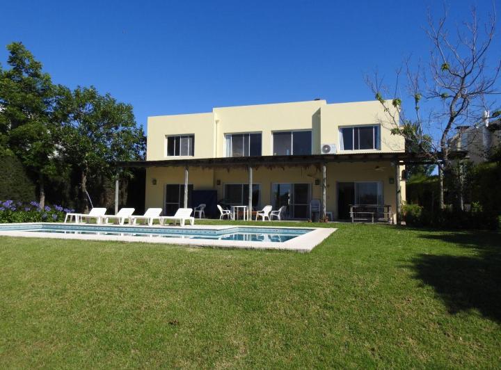 Casa · 300m² · 7 Ambientes · 2 Cocheras