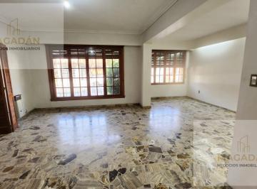 Casa · 202m² · 4 Ambientes · 2 Cocheras · Venta - Casa de 4 Ambientes - Ramos Mejia - Acepta Permuta