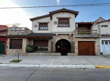 Casa · 202m² · 4 Ambientes · 2 Cocheras · Venta - Casa de 4 Ambientes - Ramos Mejia - Acepta Permuta