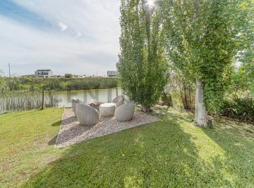 Casa · 209m² · 8 Ambientes · 2 Cocheras · Venta Importante Casa Sobre Espejo de Agua - Financiación + Permuta - El Cantón Norte