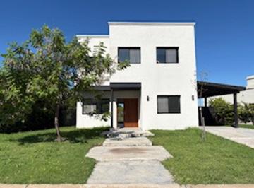 Casa · 127m² · 4 Ambientes · 1 Cochera · Excelente Casa en Alquiler en San Ramiro