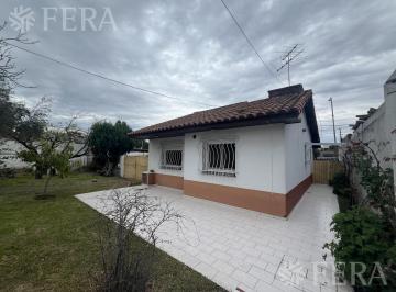 Casa · 121m² · 3 Ambientes · 1 Cochera · Venta Casa 3 Ambientes con Jardín, Cochera y Gran Fondo Libre en Quilmes