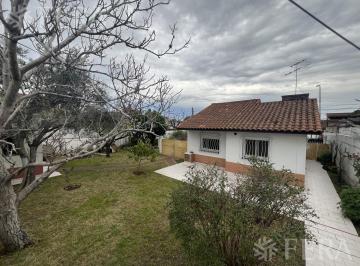 Casa · 121m² · 3 Ambientes · 1 Cochera · Venta Casa 3 Ambientes con Jardín, Cochera y Gran Fondo Libre en Quilmes