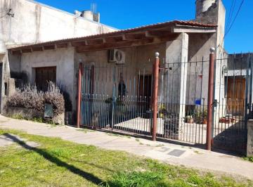Casa · 105m² · 3 Ambientes · 1 Cochera · Venta Casa Al Frente Lavalle 7300